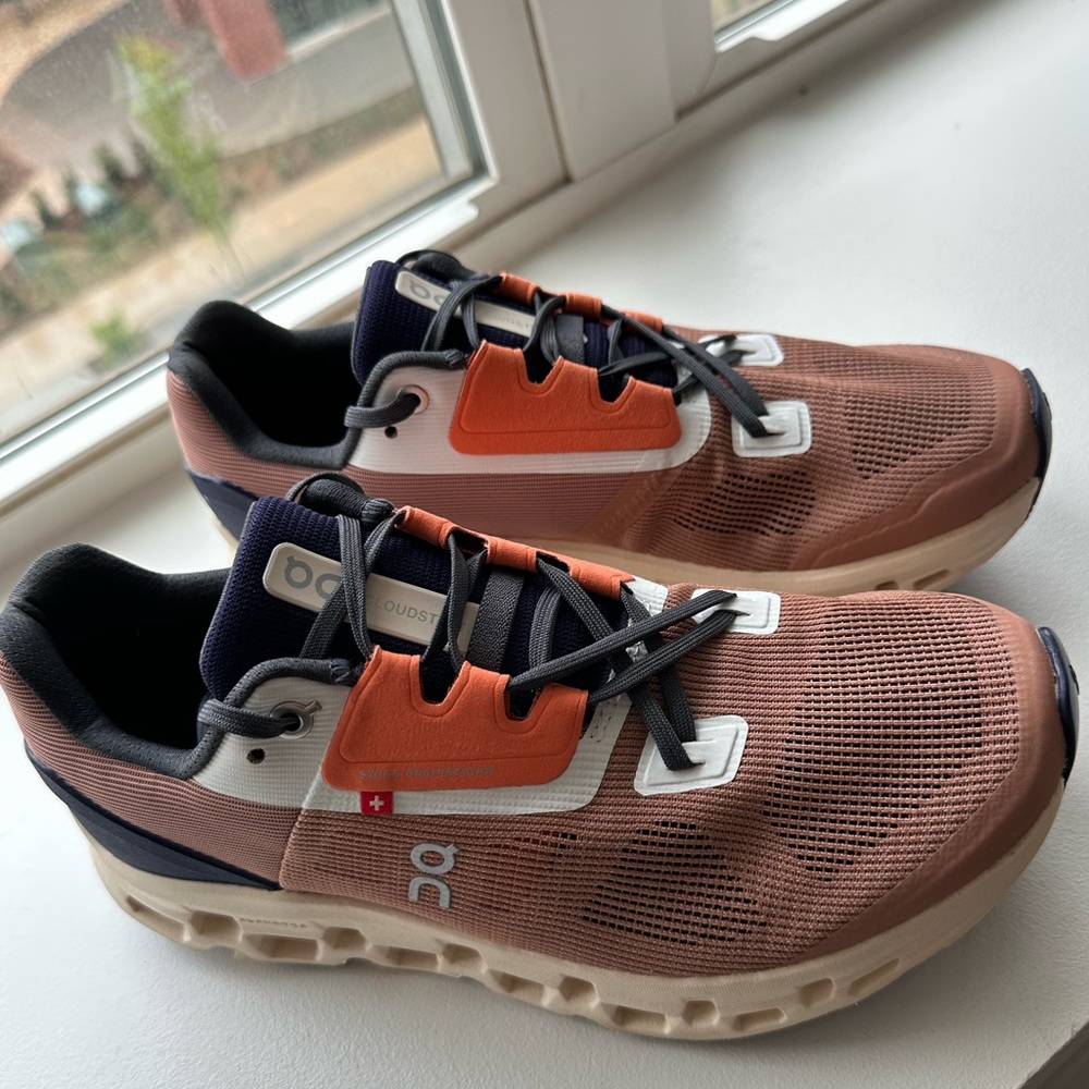 Women’s 8.5 On Cloudstratus LIKE NEW